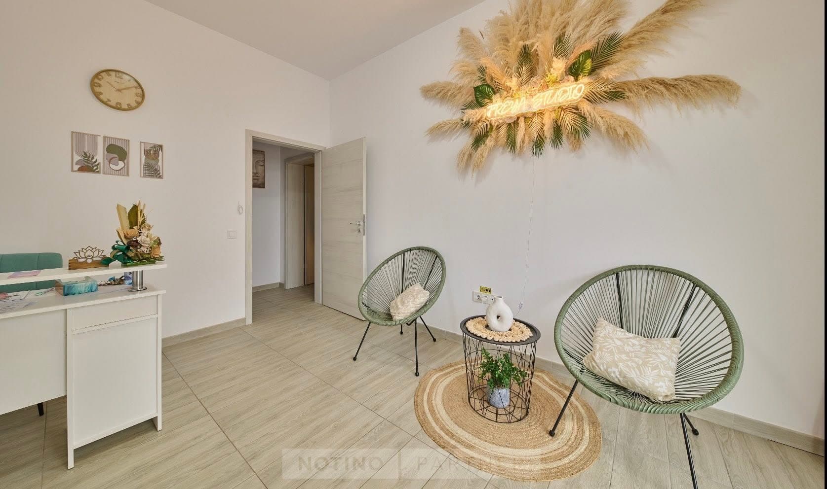 Recepția Freya Head Spa cu decor botanic și semn neon