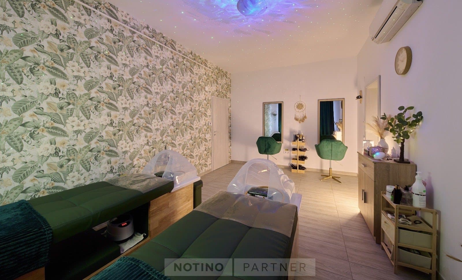 Cameră de tratament cu tavan proiectat stelar la Freya Head Spa