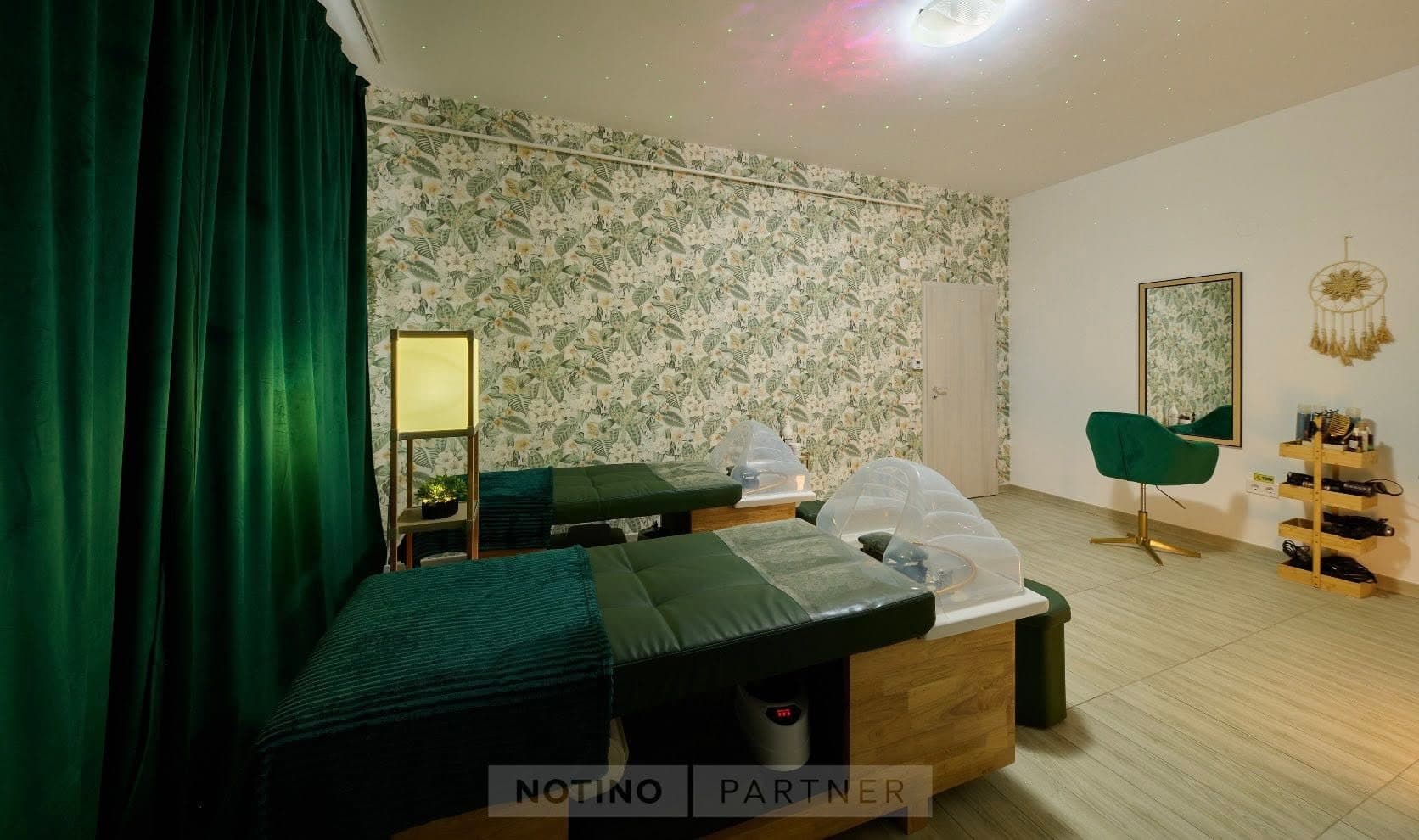 Cameră spa cu tapet floral și decor natural