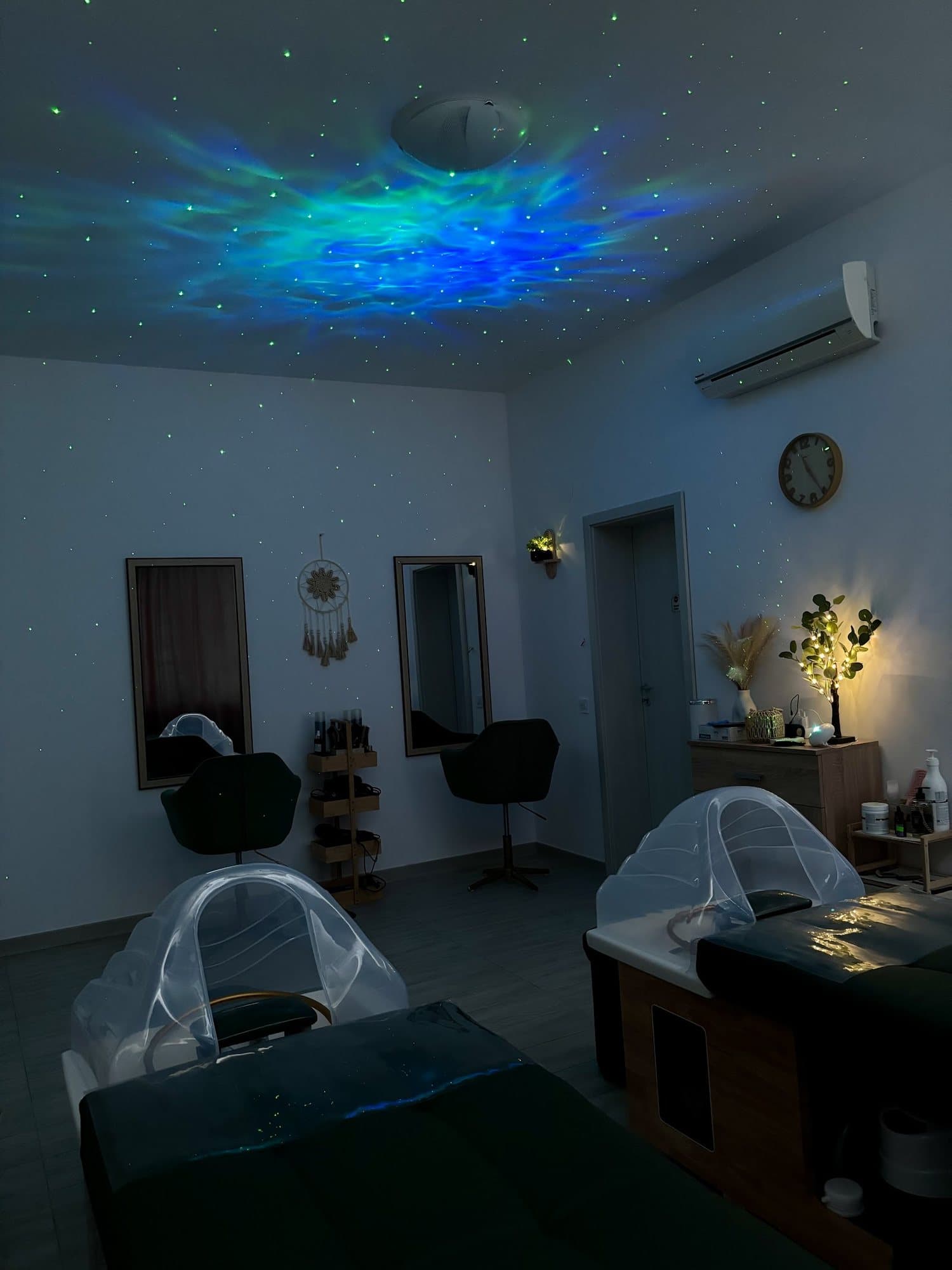 Interior salon cu proiecții de lumină pe tavan